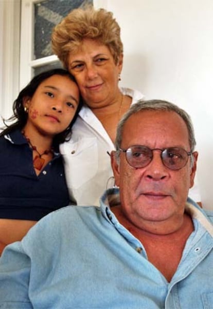 Raúl Rivero, con su esposa, Blanca, y su hija adoptiva, Yenia, en su casa de La Habana a las pocas horas de ser liberado.