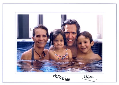 Otra de las tradiciones de la Familia Real es el envío de postales navideñas cuando llega el último mes del año. En la de 2005, la familia Marichalar y Borbón poso en una piscina. Una imagen más casual, familiar y lejos de la formalidad de la institución, de la que dejaron de formar parte cuando Felipe VI asumió el trono.