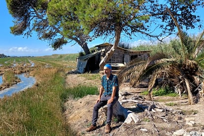 Gabi Martínez en la isla de Buda, junto a la casa en la que escribió 'Delta'.