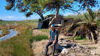 Gabi Martínez en la isla de Buda, junto a la casa en la que escribió 'Delta'.