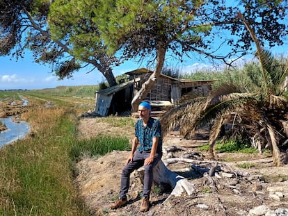 Gabi Martínez en la isla de Buda, junto a la casa en la que escribió 'Delta'.