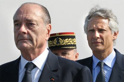 La celebración de la fiesta nacional llega en el peor momento para Jacques Chirac, en los niveles más bajos de popularidad para un presidente en toda la V República. El <i>no</i> a la Constitución Europea y la pérdida de la candidatura olímpica para París tampoco han sido buenas noticias para el Gobierno francés en los últimos meses. En la foto, junto a su primer ministro Dominique de Villepin.