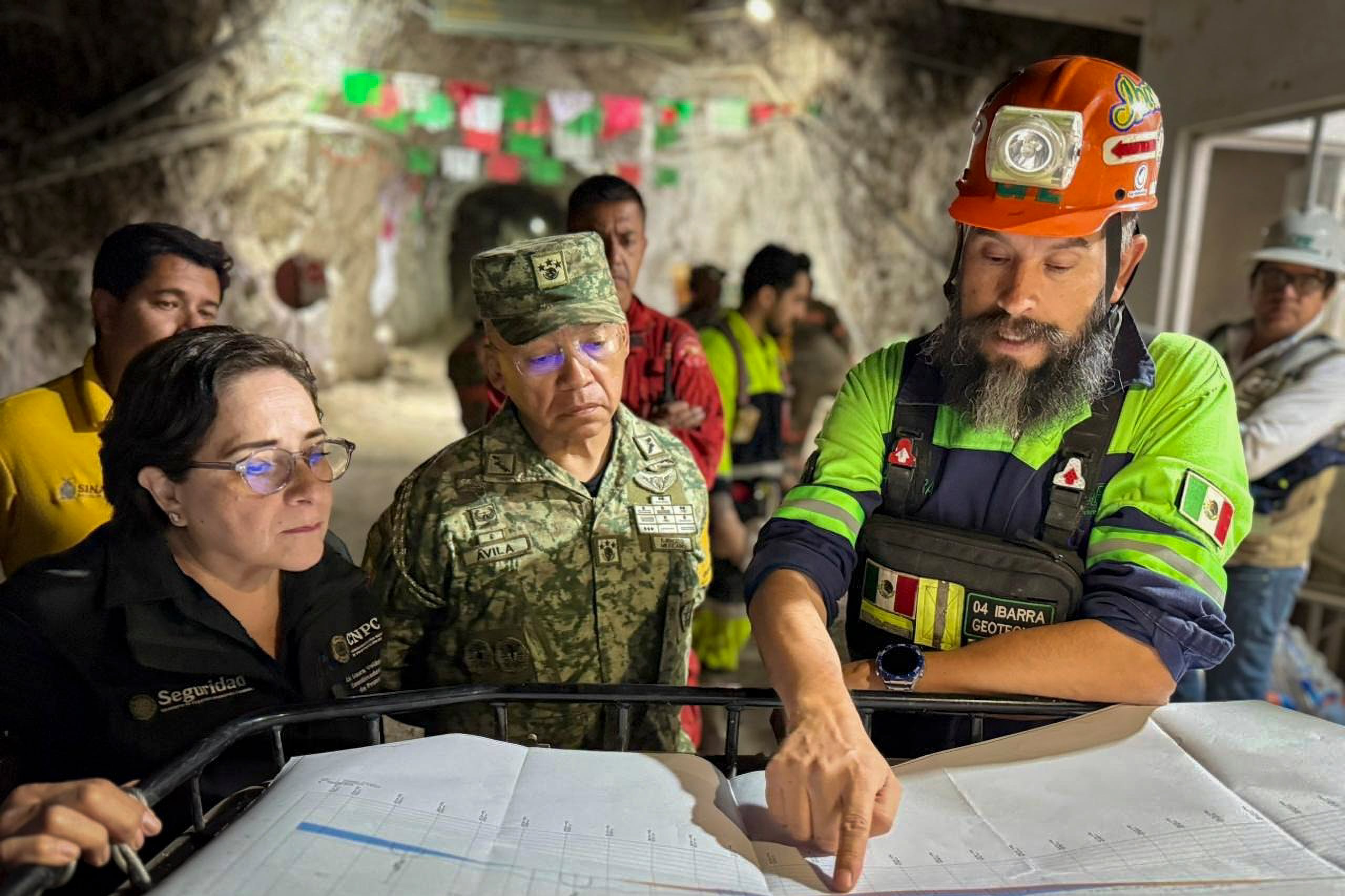 Personal de Protección Civil en la Mina Santa Fe, en Sinaloa.