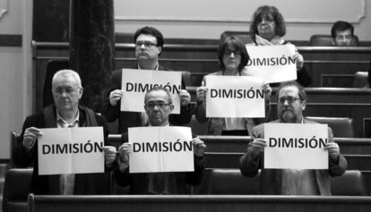 19-02-2014 Sesión de control al Gobierno en el Congreso de los Diputados. Diputados del Grupo Parlamentario La Izquierda Plural con carteles pidiendo la dimisión del ministro del Interior, Jorge Fernández Díaz.