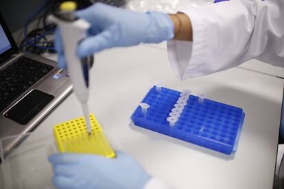 Manipulación de muestras en un laboratorio.
