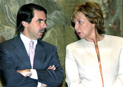 José María Aznar, acompañado de Celia Villalobos, hoy durante la firma de una acuerdo de investigación.