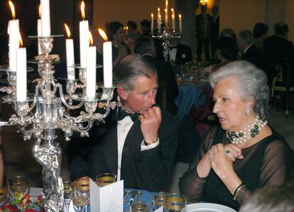 El príncipe de Gales conversa con Pilar de Borbón poco antes del comienzo de la cena de gala con motivo del enlace matrimonial del príncipe de Asturias y Letizia Ortiz, en mayo de 2004.