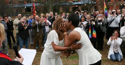 Una pareja se besa tras casarse el pasado día 9 en Alabama.