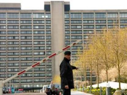 En la imagen, un guardia de seguridad en la entrada del Banco Central Alemán, el Bundesbank, en Fráncfort, Alemania. EFE/Archivo