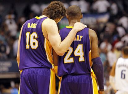 Pau Gasol y Kobe Bryant hablan durante el partido ante Dallas