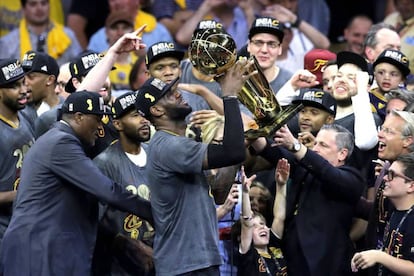 LeBron James levanta el trofeo de campeón de la NBA.