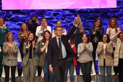 El presidente del Partido Popular, Alberto Núñez Feijóo, clausura un acto del PP en Cáceres por el Día de la Mujer.