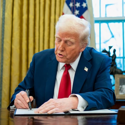 AME5421. WASHINGTON (ESTADOS UNIDOS), 31/01/2025.- El presidente de Estados Unidos, Donald Trump, habla durante la firma de dos órdenes ejecutivas en la Oficina Oval de La Casa Blanca este jueves, en Washington (Estados Unidos). La promesa del presidente estadounidense, Donald Trump, de imponer aranceles del 25 % a México y Canadá en represalia por el déficit comercial y el flujo de fentanilo y de migración irregular amenaza con llevar este sábado a un abismo incierto al tratado comercial T-MEC. EFE/ Bonnie Cash / POOL