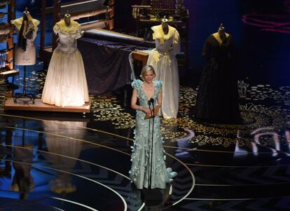 Cate Blanchett presenta el premio a mejor vestuario.