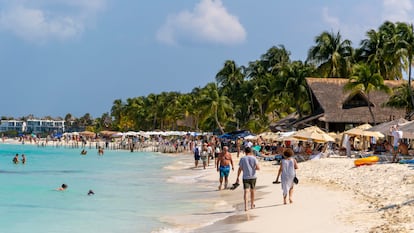 Vacacionistas en playa Norte, en Isla Mujeres (México).