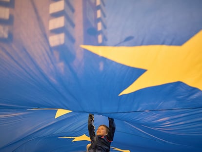 Un niño bajo la bandera europea en un mitin pro-UE en Bucarest, el 9 de mayo.