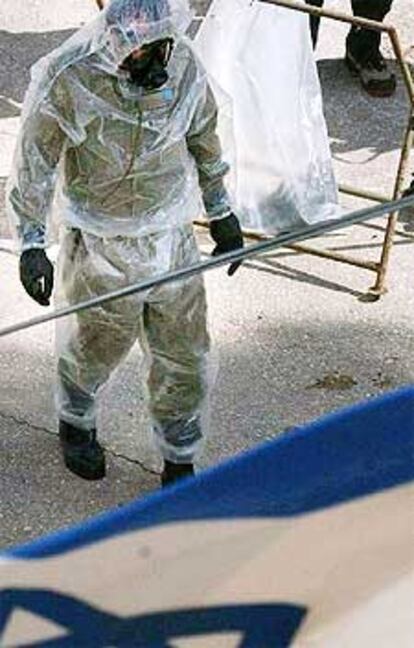 Un soldado israelí realiza un ejercicio de guerra química.