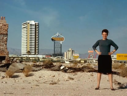 Denise Scott Brown fotografiada por Robert Venturi en Las Vegas en 1966.