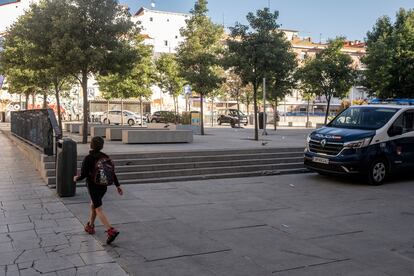 Un niño camino del colegio atraviesa la plaza de Nelson Mandela en Lavapiés durante el desalojo de La Quimera.