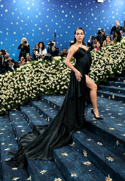 Para su primera Gala MET, Georgina Rodríguez apostó por el minimalismo, y optó por un vestido lencero negro con abertura lateral terminado en cola, unos tacones del mismo color y el pelo suelto engominado hacia atrás.