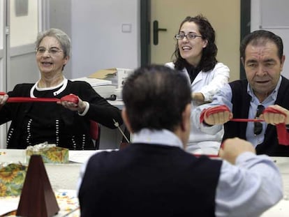 Enfermos de Parkinson participan en sesiones de rehabilitación en la sede de la Asociación de Parkinson de Madrid.