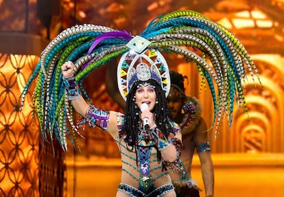 Tras haber anunciado su retirada en dos ocasiones, Cher volvió a los escenarios en 2014 para promocionar su último álbum 'Closer to the truth', sin embargo, después de 49 fechas, tuvo que cancelarla al sufrir una infección renal.