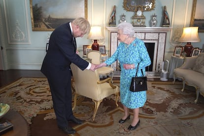 A rainha Elizabeth II recebe o recém-eleito líder do partido Conservador britânico, Boris Johnson, durante audiência em que ela o convidou para ser primeiro-ministro e formar seu governo.