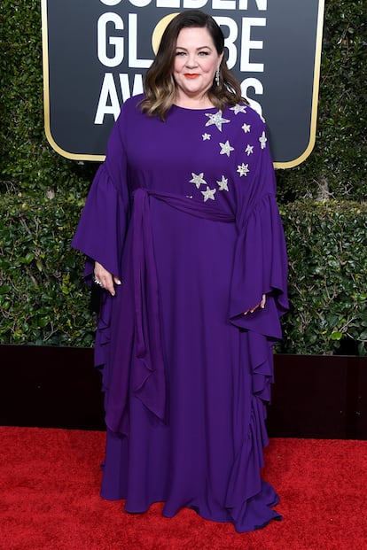 Melissa McCarthy, de Reem Acra, eligió un vestido morado con bordados de estrellas plateadas.