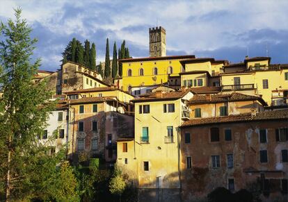 El pueblo de PinochoApostado sobre una colina con vistas a las montañas alpinas, el pueblo de Barga (Toscana) es un lugar muy especial para los niños italianos (foto 5): aquí tiene su guarida la Befana, esa especie de bruja buena que, a principios de año, trae dulces y juguetes. Y en Collodi, a 32 kilómetros de Pisa, vivió Carlo Lorenzini, el padre literario de Pinocho, quien escogió como seudónimo literario el nombre de la aldea: Carlo Collodi. Ryanair opera vuelos entre Madrid y Pisa con tarifas desde 60 euros, ida y vuelta. 