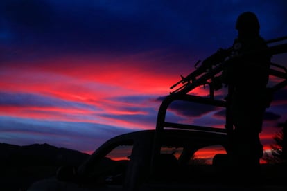 Fuerzas estatales y federales vigilan sierra Bavispe (norte de México) para resguardar los movimientos de la familia LeBarón durante los funerales por los miembros de esta familia muertos el lunes a manos de un grupo armado.