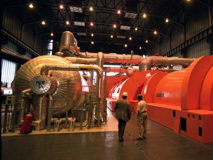 Sala de turbinas de la nuclear de Almaraz (C&aacute;ceres).
