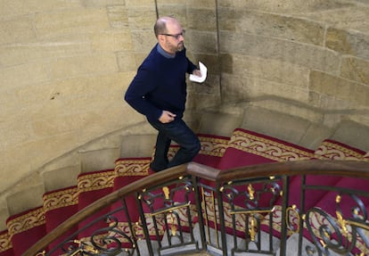 El alcalde de Santiago, Martiño Noriega, sube a su despacho en el Palacio de Raxoi, tras incorporarse al puesto y ofrecer una rueda de prensa, en Santiago de Compostela.