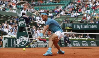 Nadal intenta devolver la pelota contra Bagnis.