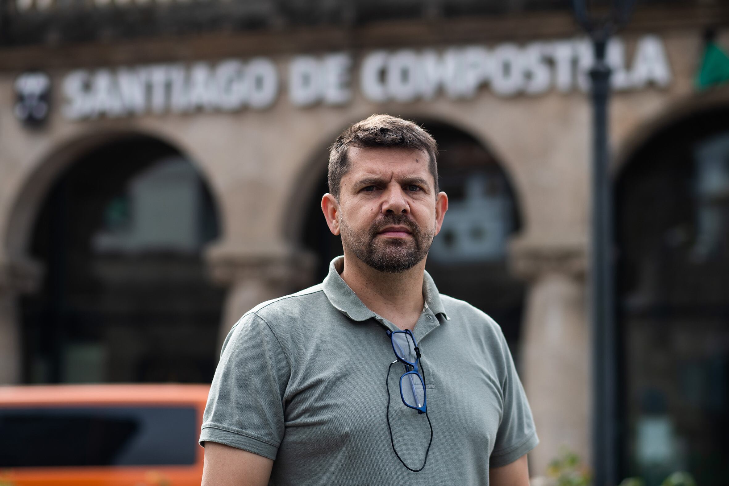 Jesús Domínguez, presidente de la Plataforma de Víctimas del Alvia 04155, ante la Estación de Santiago.