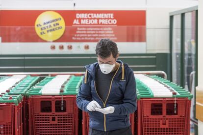 La ministra de Hacienda, María Jesús Montero, recordó en una rueda de prensa este miércoles, que no habrá problemas de abastecimiento de alimentos, tras las escenas de colas en supermercados vividas a lo largo de esta semana, sobre todo, en Madrid.