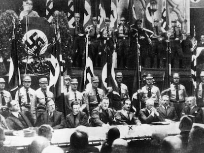 Heidegger, marcat amb una creu, en una reunió nazi, el 1933.