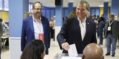 El candidato socialista al Ayuntamiento de Madrid, Antonio Miguel Carmona, deposita su voto en el colegio Virgen del Cortijo de la capital.