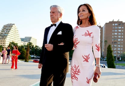 Isabel Preysler y Mario Vargas Llosa. La 'socialité' y el literato se conocieron en los años 80 y se hicieron amigos entonces, pero fue en 2015 cuando comenzaron una de las relaciones sentimentales que más interés y titulares ha generado en el papel couché los últimos años. Preysler y el Premio Nobel de Literatura coincidieron durante un viaje al Reino Unido para visitar al entonces príncipe Carlos y fue entonces cuando comenzaron un romance que tuvo una complicada aceptación en la familia del literato, según él mismo reveló –Vargas Llosa no se divorció oficialmente de su mujer, Patricia Llosa, con la que llevaba 50 años casado, hasta 2018–. Eso no impidió que la agitada vida social de ella y las actividades literarias de él confluyeran durante los ocho años que duró la relación. El Nobel se mudó a la casa de Preysler en el distrito madrileño de Puerta de Hierro y siempre hizo gala de la buena relación que lo unía a los hijos de ella, llegando a aconsejar a Tamara Falcó acerca del lanzamiento de su libro. A pesar de que él le había pedido matrimonio, la pareja se separó a finales de 2022.