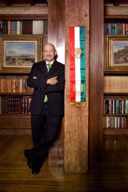 El expresidente mexicano Carlos Salinas, en la biblioteca de su casa de Ciudad de México.