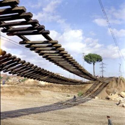 Vías del tren de Renfe colgando a la altura de Les Arenes