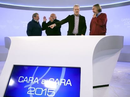 Manuel Campo Vidal, moderador del debate, y Tacho de la Calle, en el plató donde se celebrará el cara a cara entre Mariano Rajoy y Pedro Sánchez.