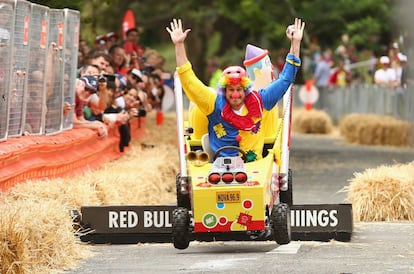 El corredor 'Fitzy', disfrazado de payaso, durante la carrera de 'autos locos' de Red Bull en el parque del Centenario de Sídney (Australia).