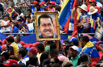 Seguidores de Hugo Chávez durante una ceremonia conmemorativa del segundo aniversario de su muerte, en Caracas el 5 de marzo de 2015.