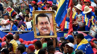 Seguidores de Hugo Chávez durante una ceremonia conmemorativa del segundo aniversario de su muerte, en Caracas el 5 de marzo de 2015.