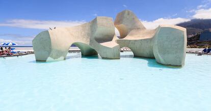 Una de las piscinas de agua de mar del Lago Martiánez, diseñado por César Manrique.