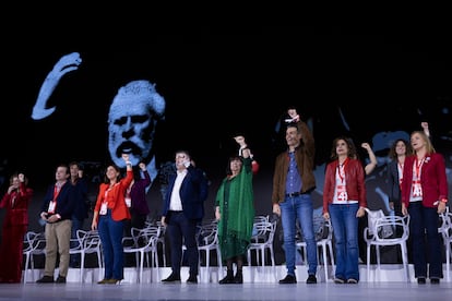Dirigentes socialistas cantan 'La Internacional' en la clausura del 41º Congreso del PSOE, en Sevilla el domingo pasado.