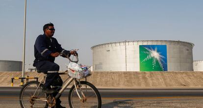 Un empleado de Aramco en una de las instalaciones de la compañía