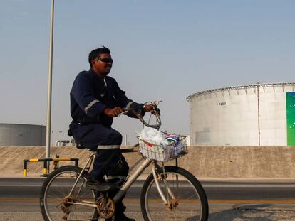 Un empleado de Aramco en una de las instalaciones de la compañía