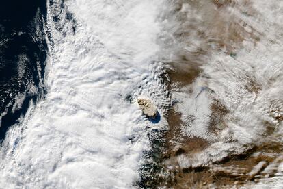 Imagen tomada por un satélite de la NASA en la que se ve la columna de humo generada por la erupción del Puyehue, Chile.