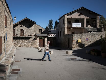 Un hombre cruza la plaza de Das, en la Cerdanya, donde los vecinos carecen de información sobre la celebración de los Juegos Olímpicos de Invierno de 2030